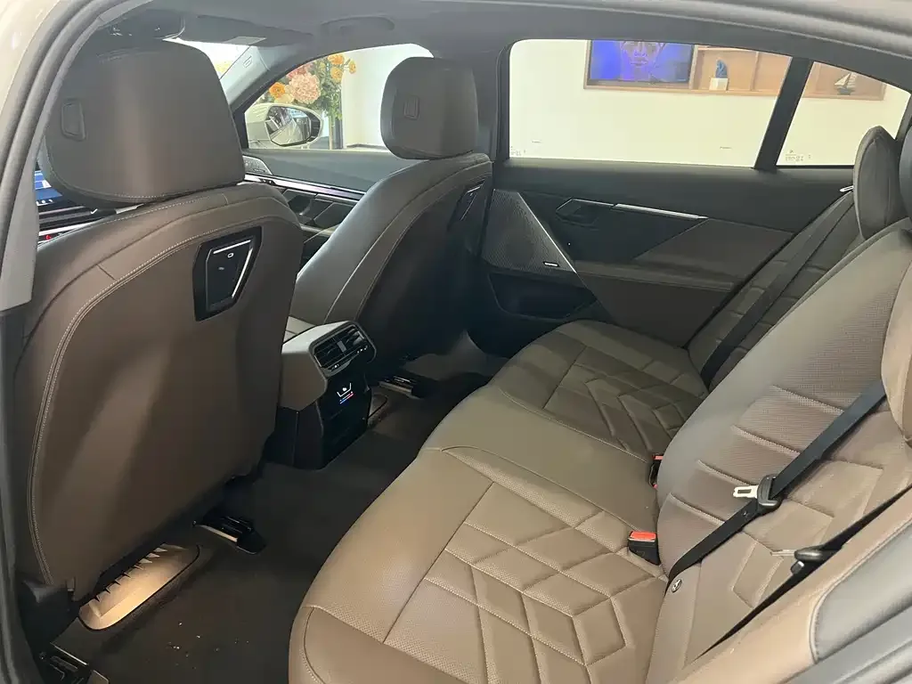 BMW 5 Series 2024 из CN, фото 7