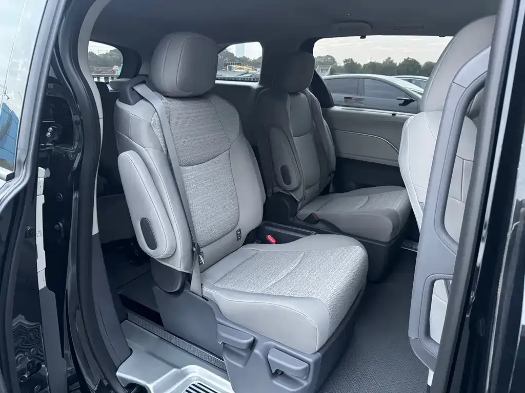 Toyota Sienna 2026 из CN, фото 2