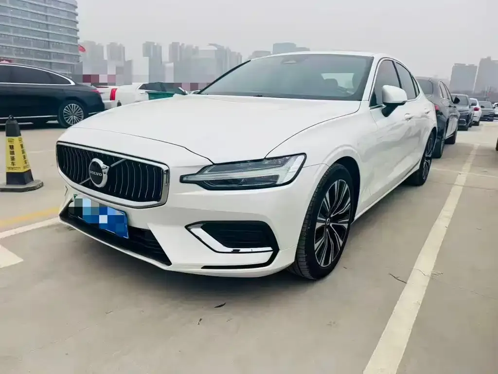 Volvo S60 2024 из CN, фото 1