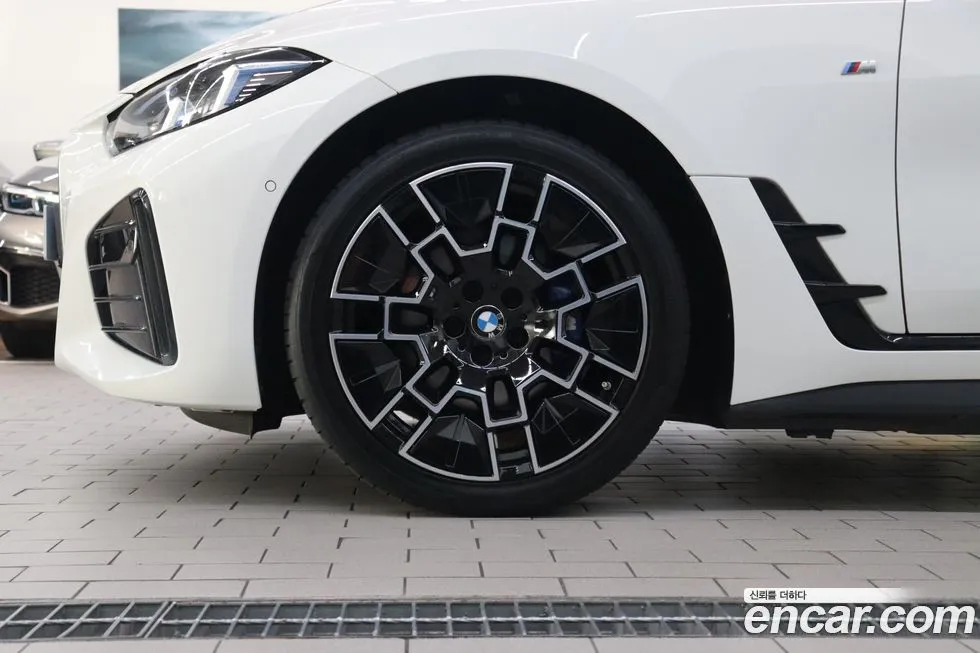 BMW i4 — фото 9