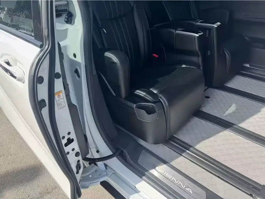 Toyota Sienna 2022 из CN, фото 2