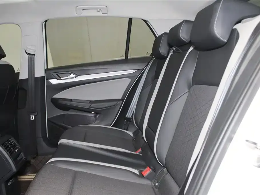 Volkswagen Golf 2024 из CN, фото 7