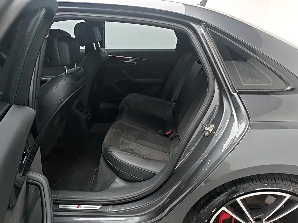 Audi A4L 2023 из CN, фото 5