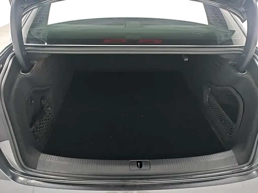 Audi A4L 2023 из CN, фото 3