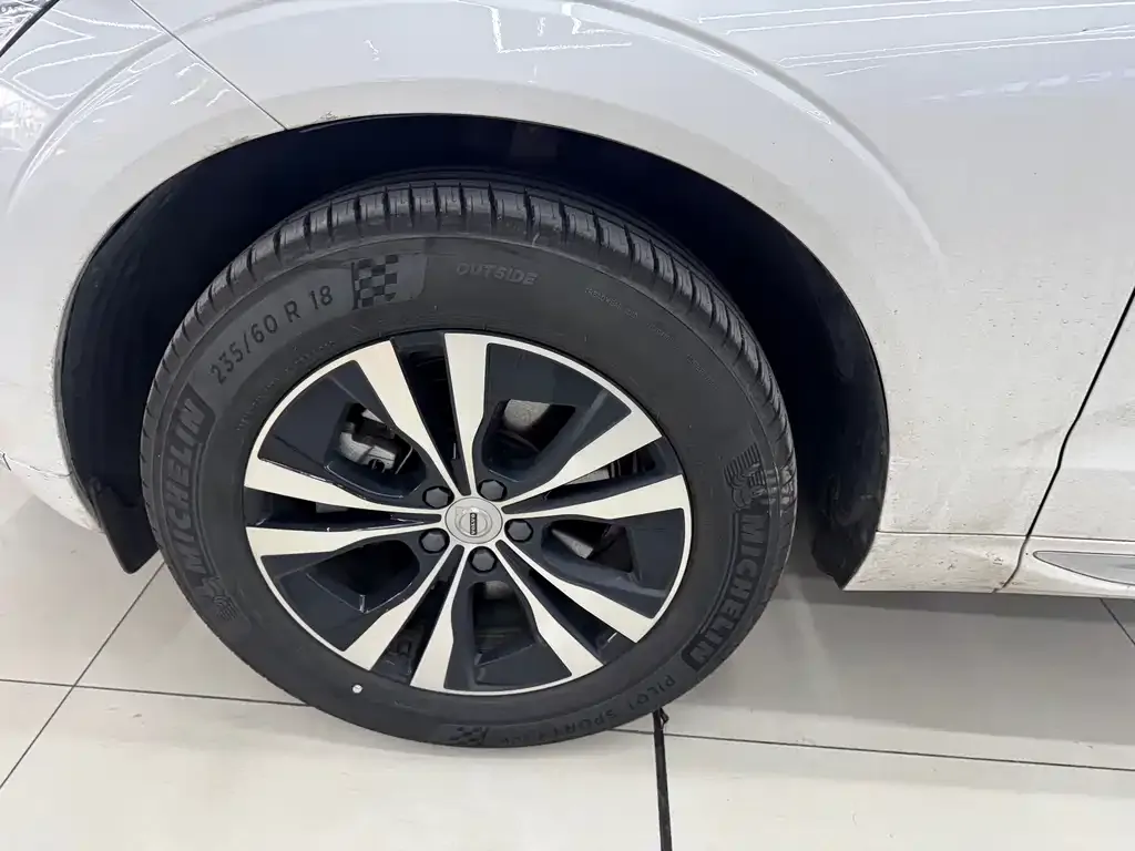 Volvo XC60 2024 из CN, фото 2