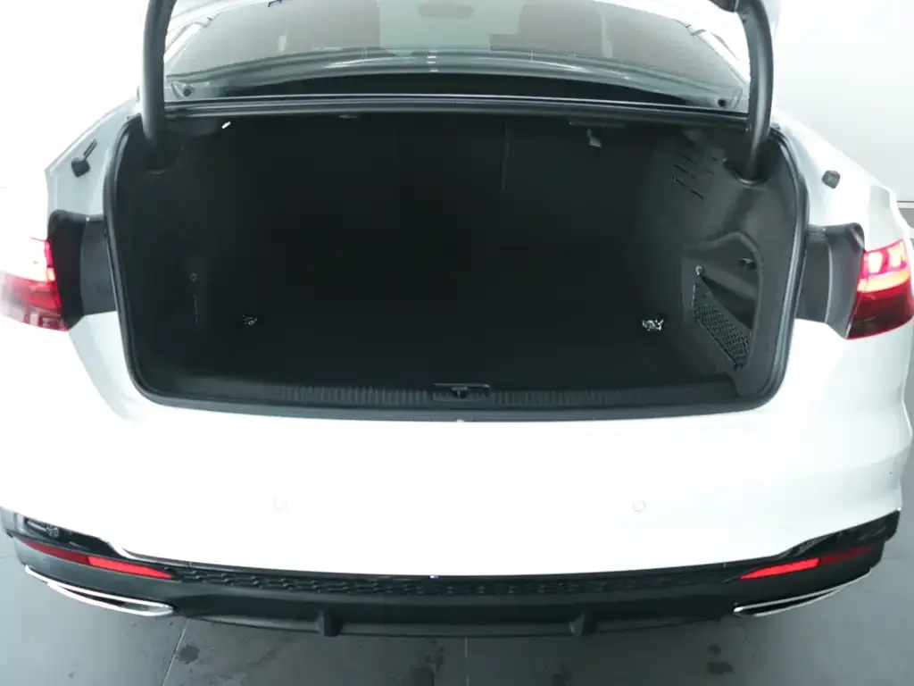 Audi A4L 2023 из CN, фото 7