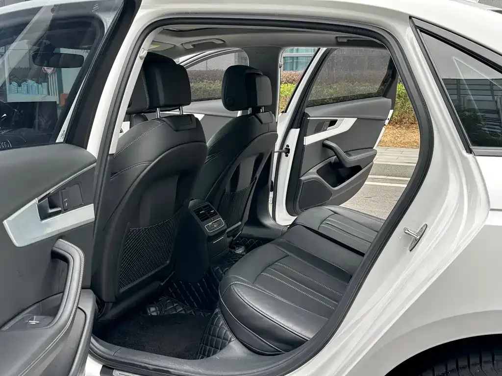 Audi A4L 2022 из CN, фото 7