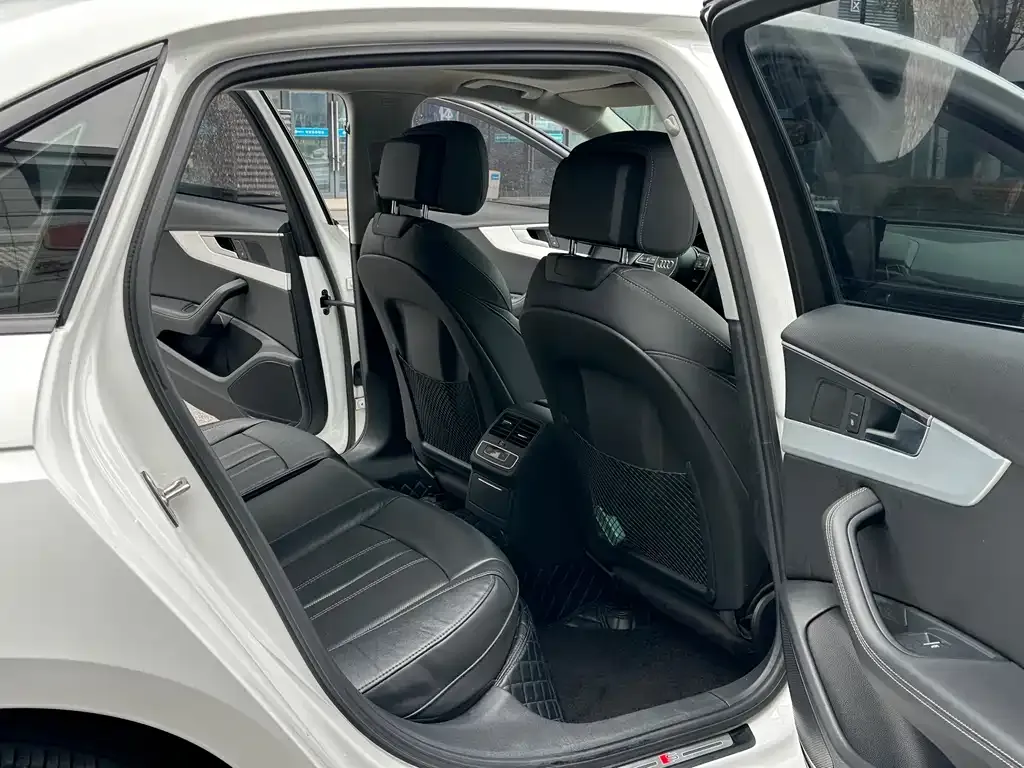 Audi A4L 2022 из CN, фото 6