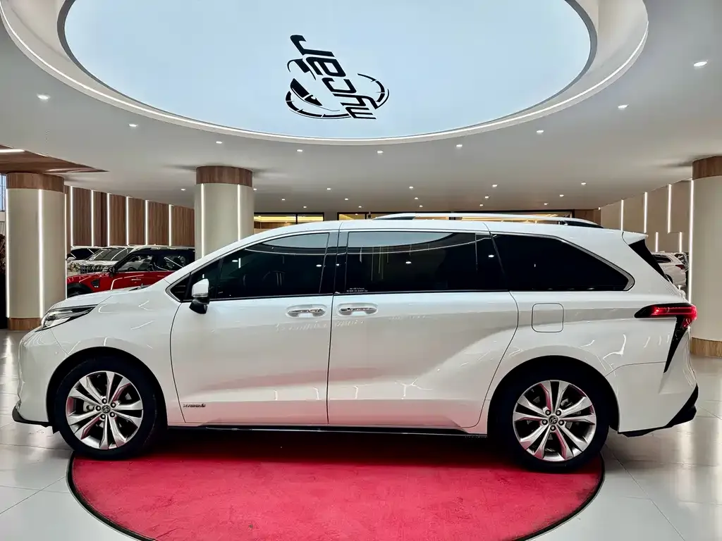 Toyota Sienna 2024 из CN, фото 5
