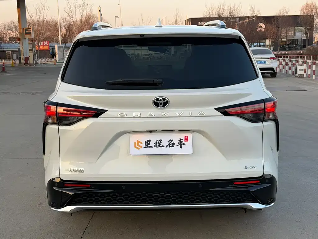 Toyota Granvia 2024 из CN, фото 4