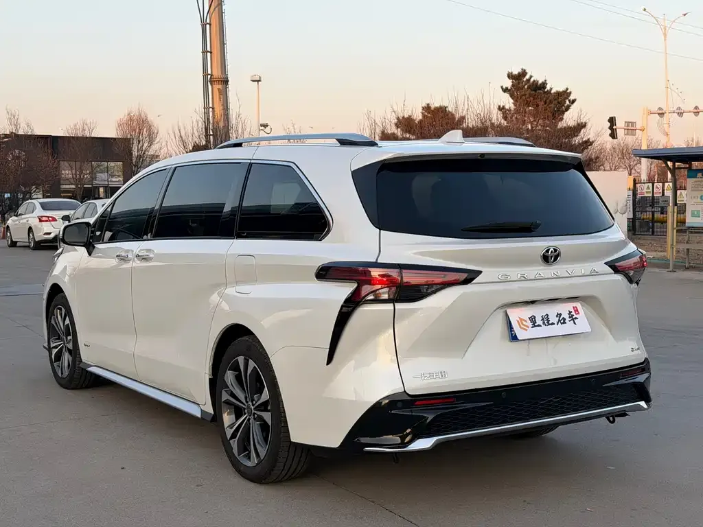 Toyota Granvia 2024 из CN, фото 3