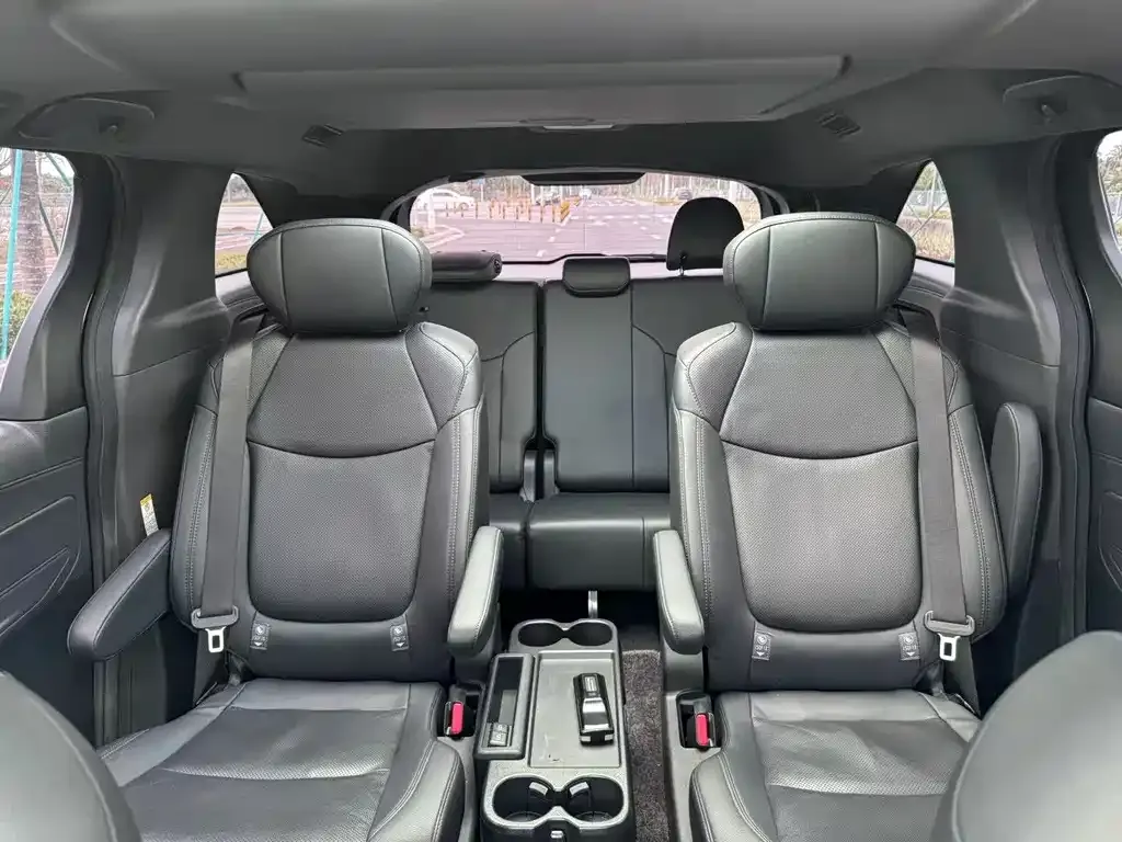 Toyota Sienna 2023 из CN, фото 2