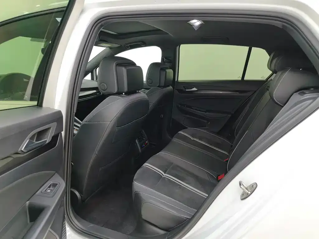 Volkswagen Golf 2022 из CN, фото 4
