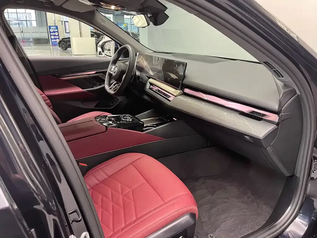BMW 5 Series 2024 из CN, фото 3
