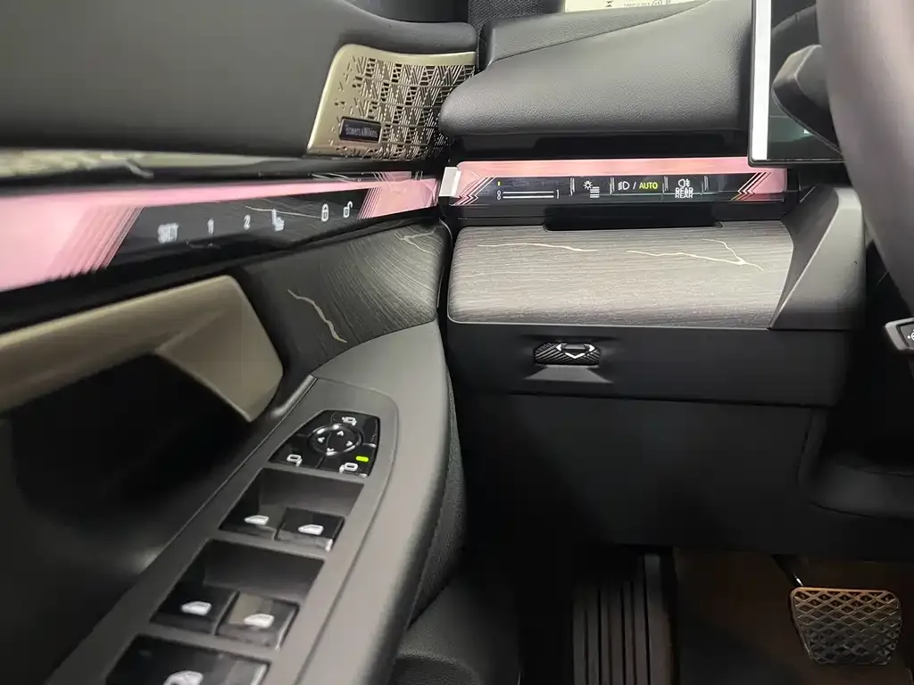 BMW 5 Series 2024 из CN, фото 2