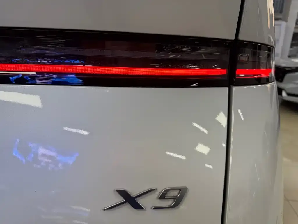 XPeng X9 — фото 2