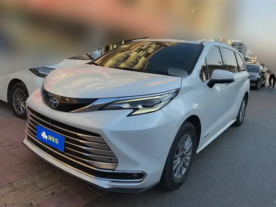 Toyota Sienna — фото 1