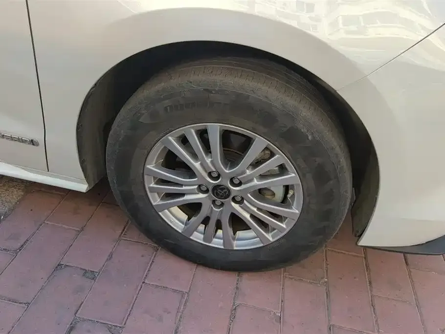 Toyota Sienna — фото 2