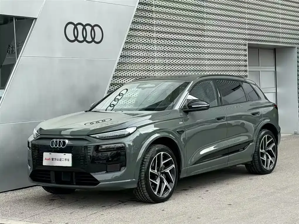 Audi Q6L e-tron — фото 1