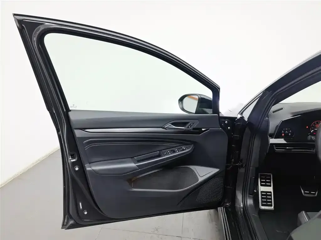 Volkswagen Golf 2023 из CN, фото 6
