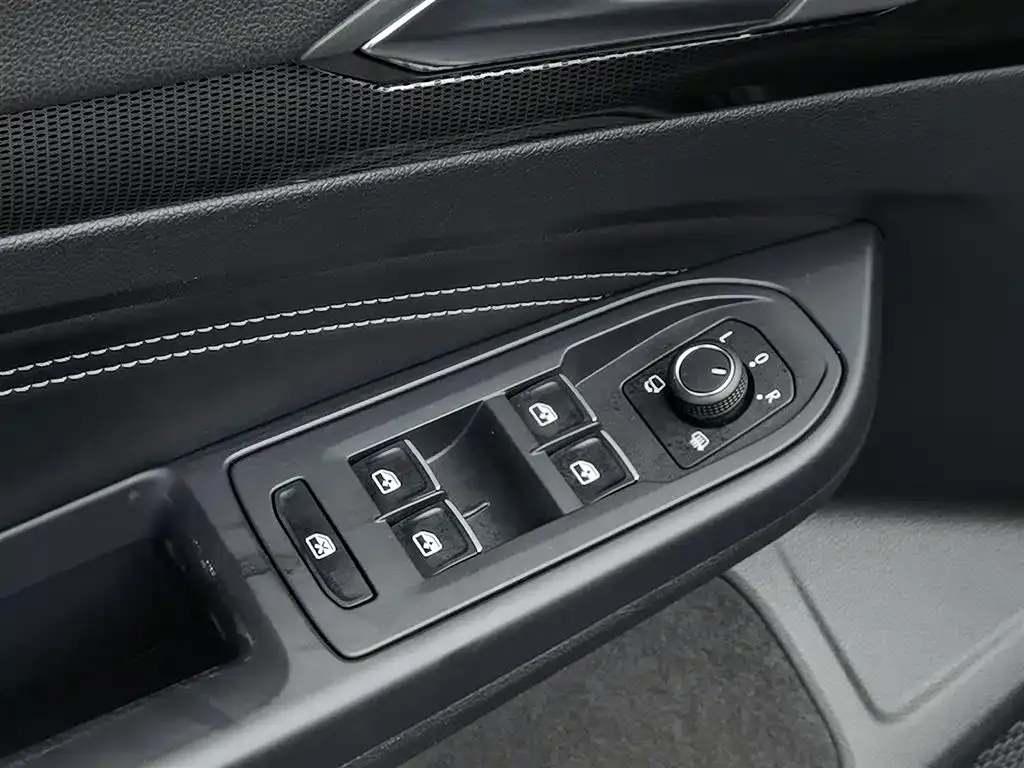 Volkswagen Golf 2023 из CN, фото 3
