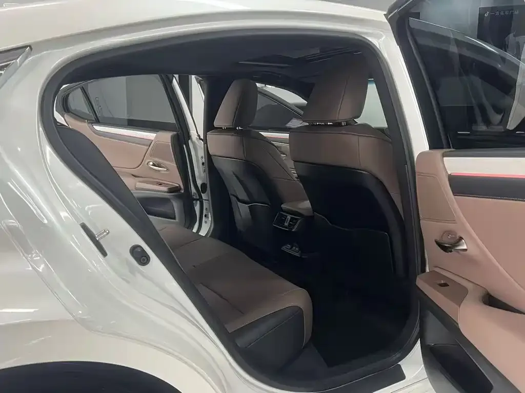 Lexus ES 2025 из CN, фото 2
