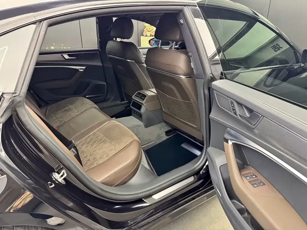 Audi A7L 2022 из CN, фото 7