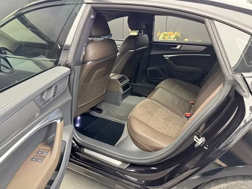 Audi A7L 2022 из CN, фото 3