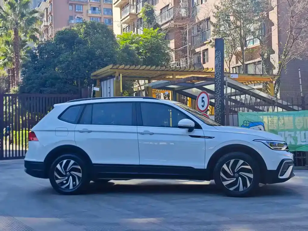 Volkswagen Tiguan L 2022 из CN, фото 8