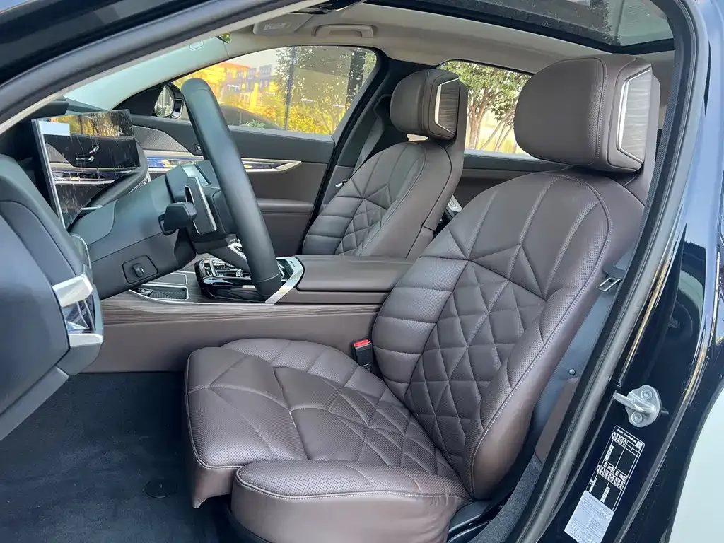 BMW 7 Series 2023 из CN, фото 7