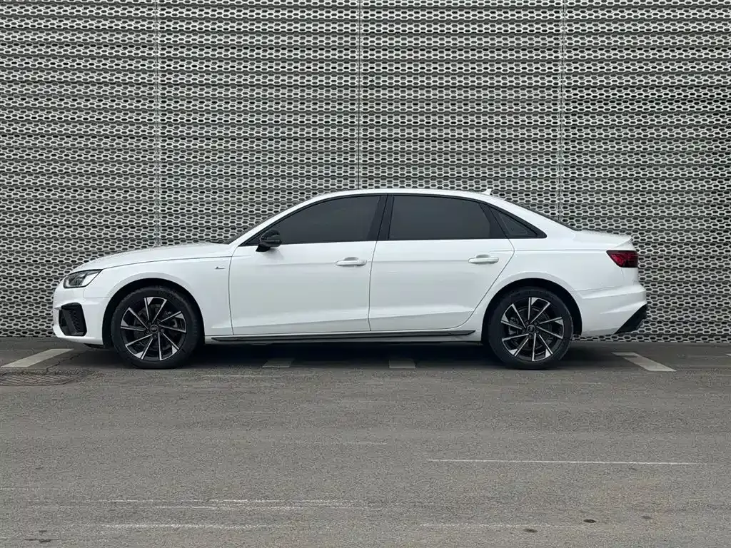 Audi A4L 2023 из CN, фото 2