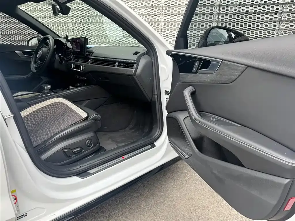 Audi A4L 2023 из CN, фото 6