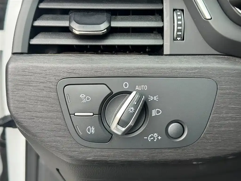 Audi A4L 2023 из CN, фото 9