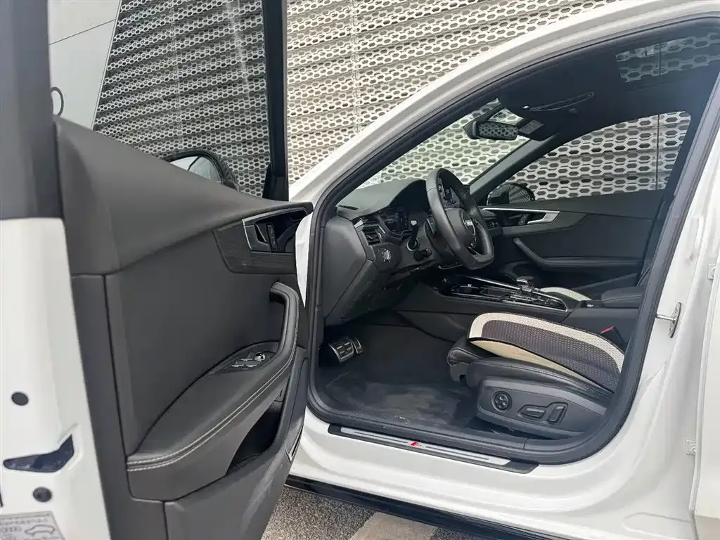 Audi A4L 2023 из CN, фото 10