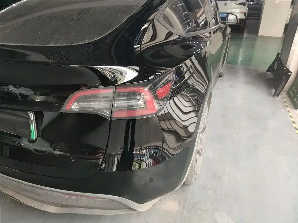 Tesla Model Y — фото 10