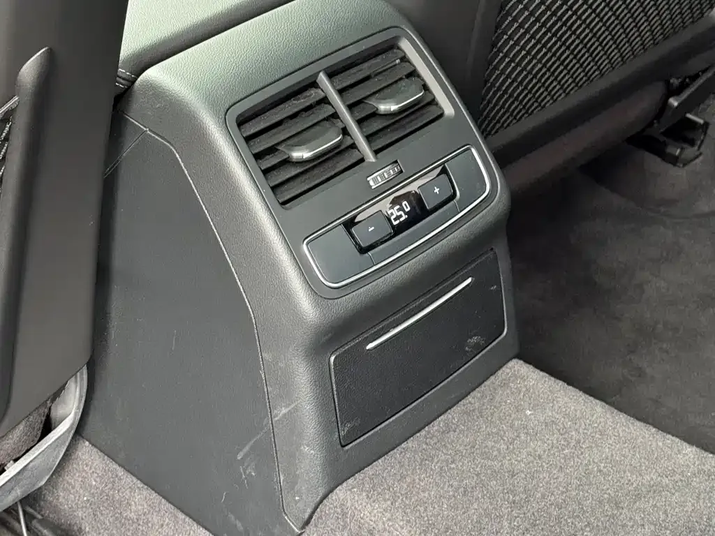 Audi A4L 2021 из CN, фото 4