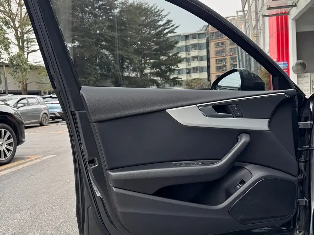 Audi A4L 2021 из CN, фото 2