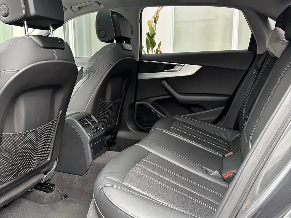 Audi A4L 2021 из CN, фото 8