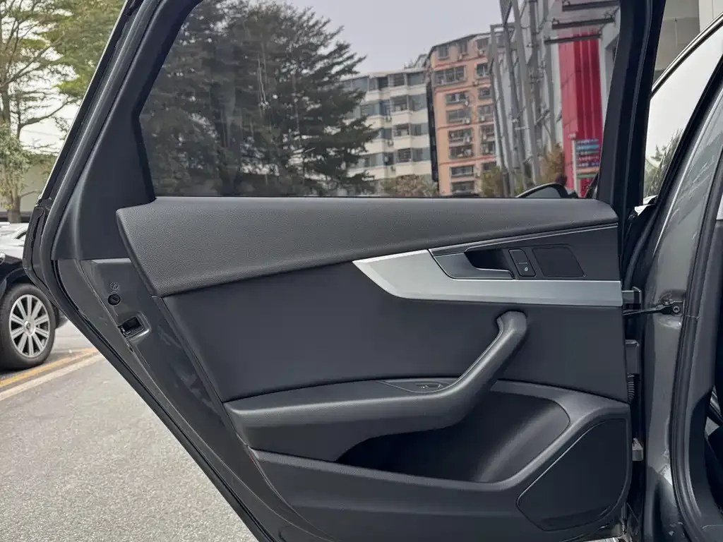 Audi A4L 2021 из CN, фото 6