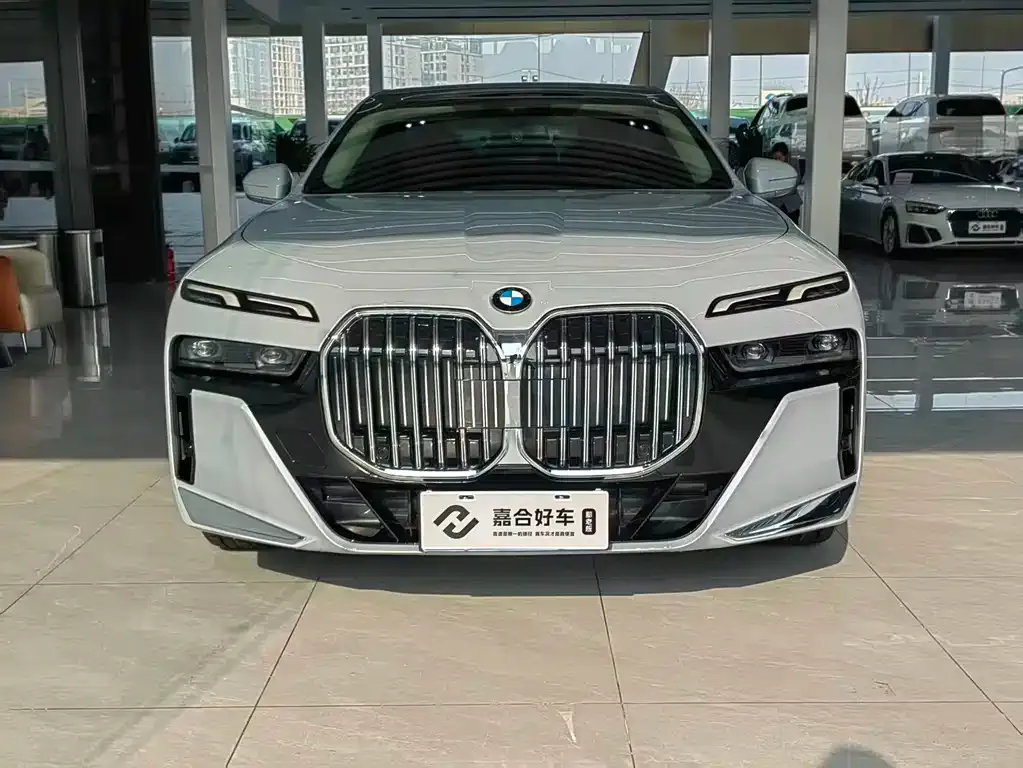 BMW 7 Series — фото 10