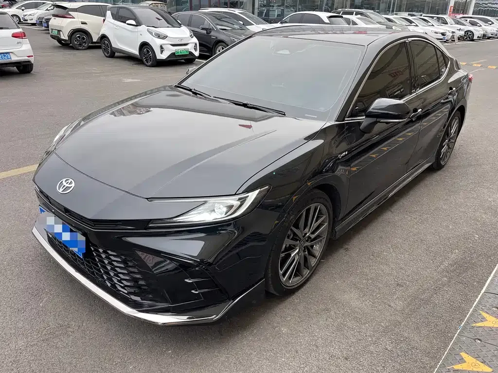 Toyota Camry — фото 1