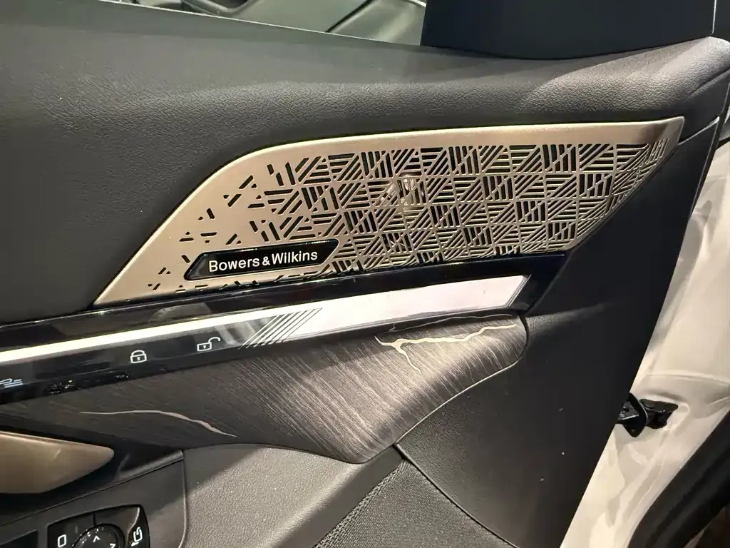 BMW 5 Series 2024 из CN, фото 8
