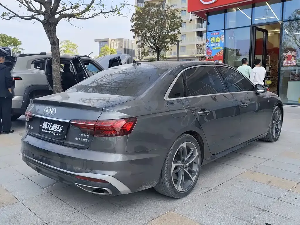 Audi A4L 2022 из CN, фото 8
