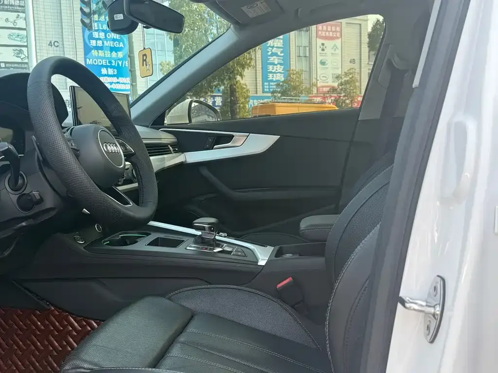 Audi A4L 2022 из CN, фото 2