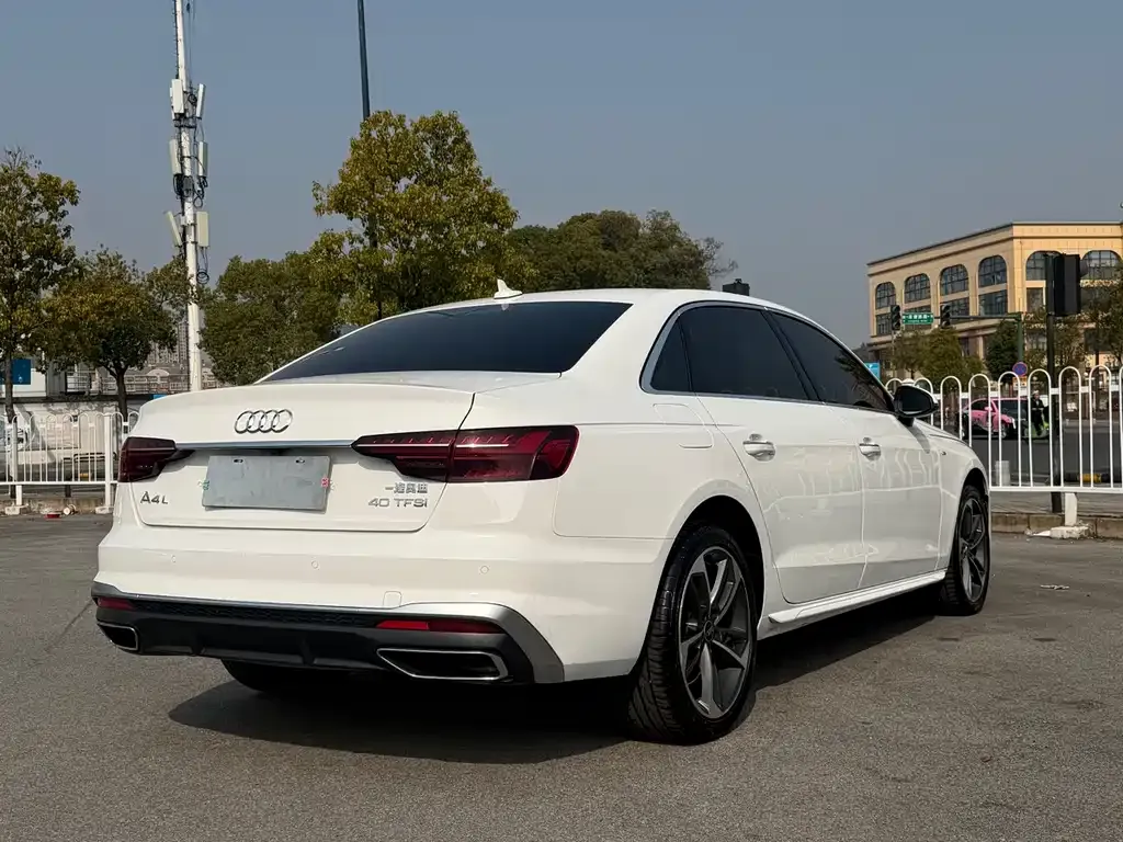 Audi A4L 2022 из CN, фото 9