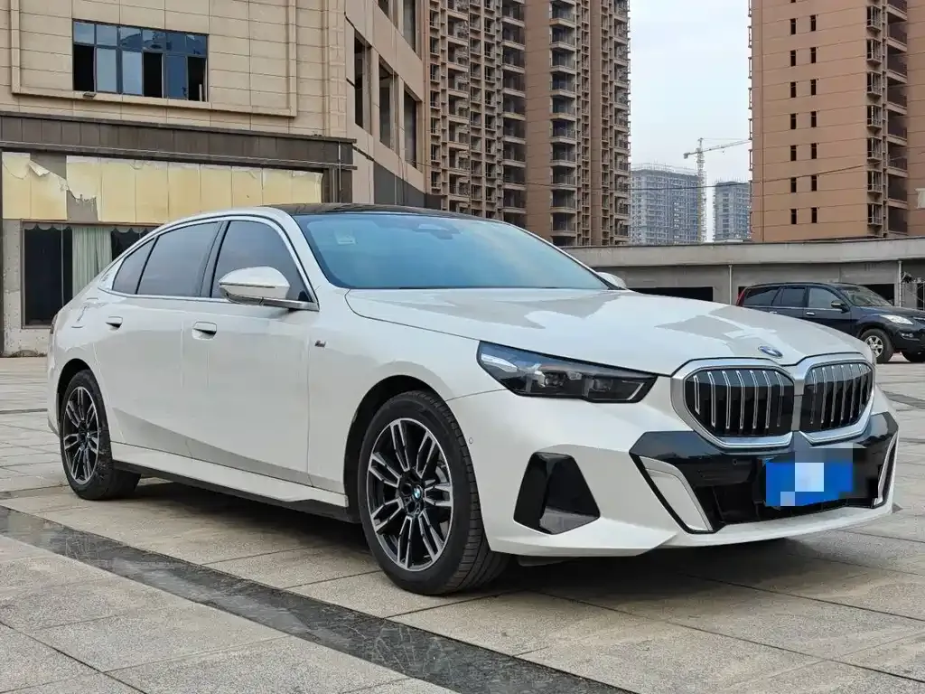 BMW 5 Series 2025 из CN, фото 4