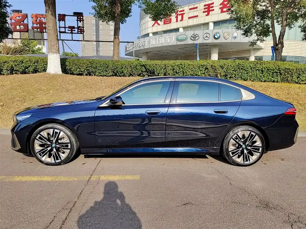 BMW 5 Series 2024 из CN, фото 6
