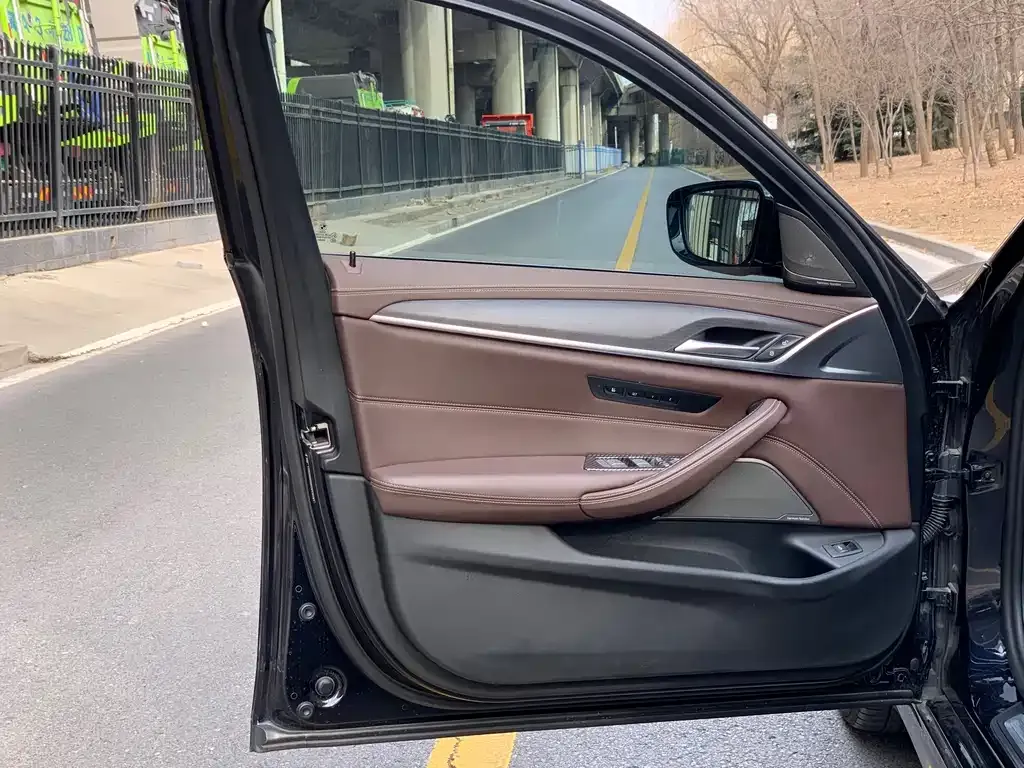 BMW 5 Series 2023 из CN, фото 8