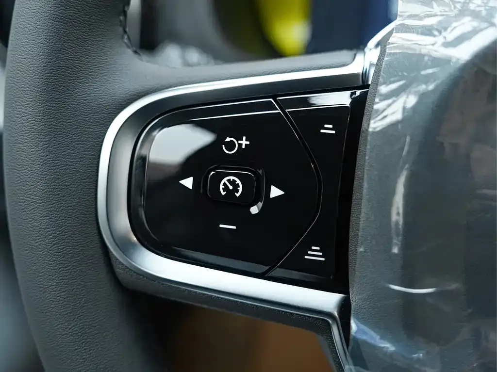 Volvo XC60 — фото 10