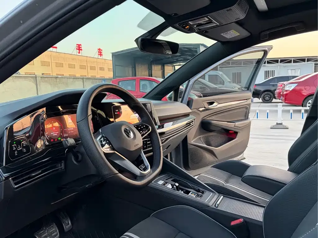 Volkswagen Golf 2023 из CN, фото 8